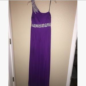 Very flattering on any body type and super comfy!